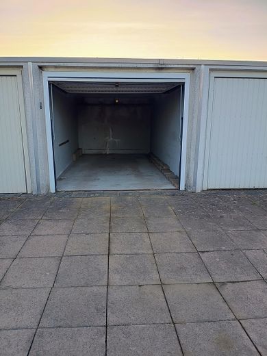 منزل متلاصق في موقع هادئ في لوبكه – Garage