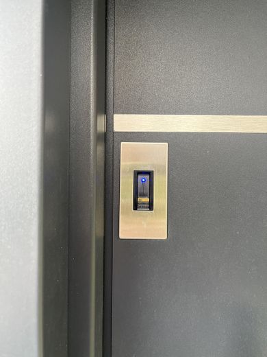 Eingangstür Fingerscanner