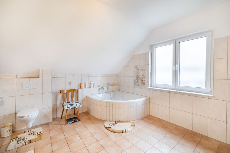 Ein Zuhause, das mitdenkt: modern, effizient und familienfreundlich! Familienhaus mit viel Platz! – Elternbad im OG