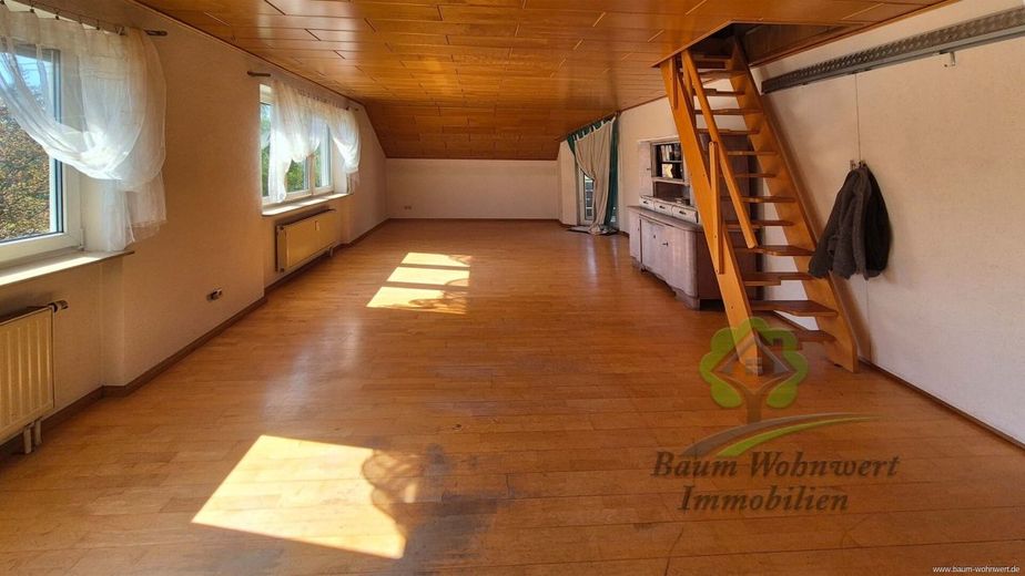 Provisionsfrei! Gepflegte Dachgeschosswohnung mit Balkon und ausgebauter Nutzfläche – Wohnzimmer