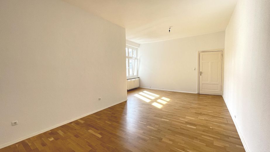 Luminoso apartamento antiguo de 1 habitación con cocina independiente – disponible para ocupar de inmediato – Zimmer