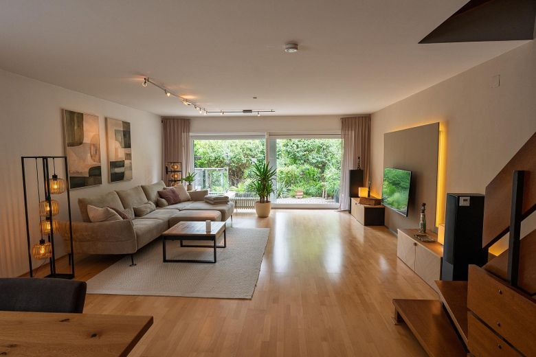 Großzügige Doppelhaushälfte mit Wohlfühlgarten in ruhiger Lage - provisionsfrei von privat – Wohnzimmer