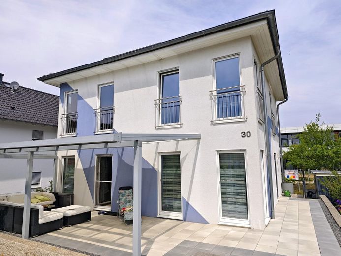 Provisionsfrei Freistehendes EFH BJ 2011, 2 Vollgeschosse, Keller – Haus