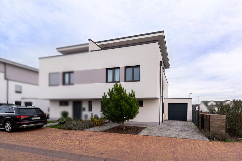 Modernes Wohnen mit Architektur, Komfort und Nachhaltigkeit – Straßenansicht