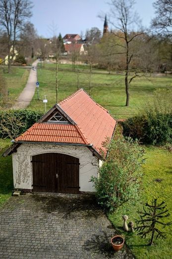 Charaktervolles Wohn- und Geschäftshaus mit zwei Wohnungen und vielseitig nutzbarem Erdgeschoss – Garage mit Blick auf Stadtpark