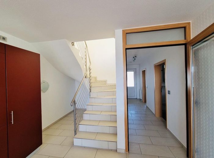 Piso dúplex de 4 habitaciones en propiedad con vistas al lago – WoKü, Flur, Treppe ins OG