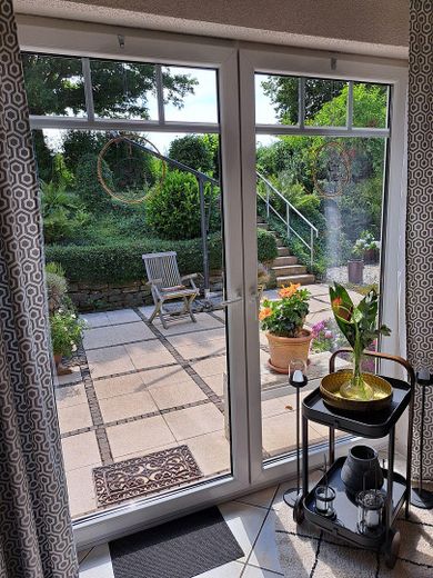 Isı pompalı müstakil ev – Blick auf die Terrasse