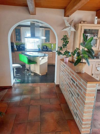 gr. Einfamilienhaus mit 4 Garagen – Foto 3