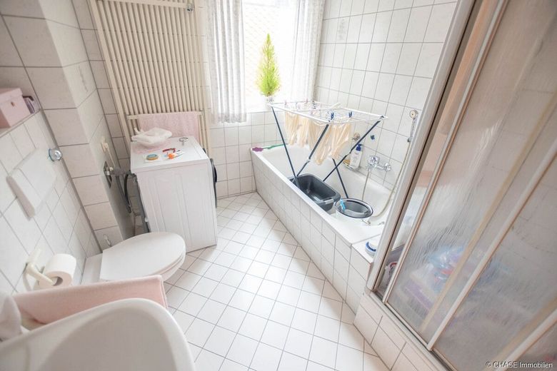 Zentrales 7-Parteien-Mehrfamilienhaus in der Hamelner Innenstadt - Historisch &amp; Rentabel vermieten! – Badezimmer OG R