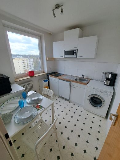 möblierte Einzimmerwohnung  mit  einmaligen Ausblick – Küchenzeile mit Waschmaschine