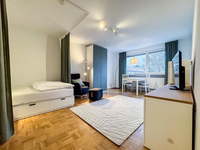 Mit sonnigem Balkon: Möbliertes Zimmer in großzügiger 2er WG – Zimmer 1 - Bild a