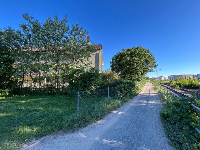 Mieszkanie dwupoziomowe 85 m² w pobliżu kampusu, bezpośrednio przy Ringgleis + 55 m² zaadaptowanej powierzchni użytkowej na poddaszu – Blick auf Ringgleis und Neubau