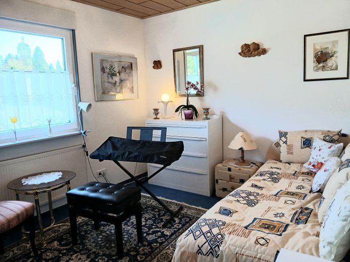 PROVISIONSFREI - Großer, charmanter  Bungalow mit Untergeschoß - keine Renovierungen, nur einziehen! – EG: Zimmer - Büro/Gast /Musik