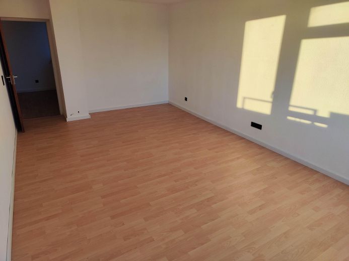 2 Zimmer Wohnung mit Balkon, frisch saniert – Wohnzimmer
