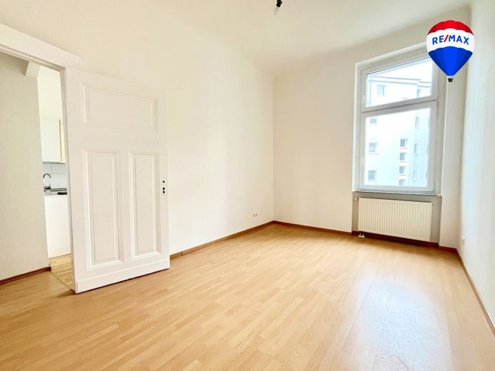 Provisionsfrei: Bezugsfertige, moderne 2-Zimmer-Wohnung mit Balkon &amp; Fahrstuhl  in Berlin Spandau – Schlafzimmer - Fensterblick
