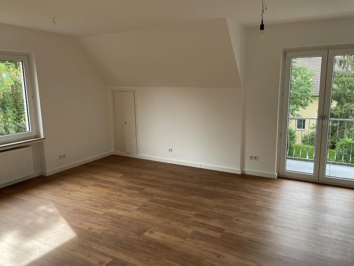 Appartamento singolo, luminoso e accogliente con balcone soleggiato – Wohnzimmer mit Balkon