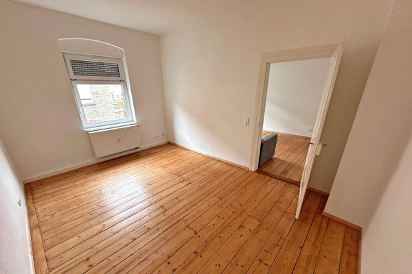 Appartamento ristrutturato in edificio d’epoca: 2 locali + nuova cucina componibile in posizione arretrata rispetto alla strada, vicino a Mendelssohnplatz/ KIT