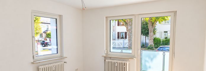 Renovierte 3-Zimmer-Wohnung mit überdachtem Balkon – 5 Min. zur Tram nach Straßburg – Wohnzimmer mit Balkonzugang