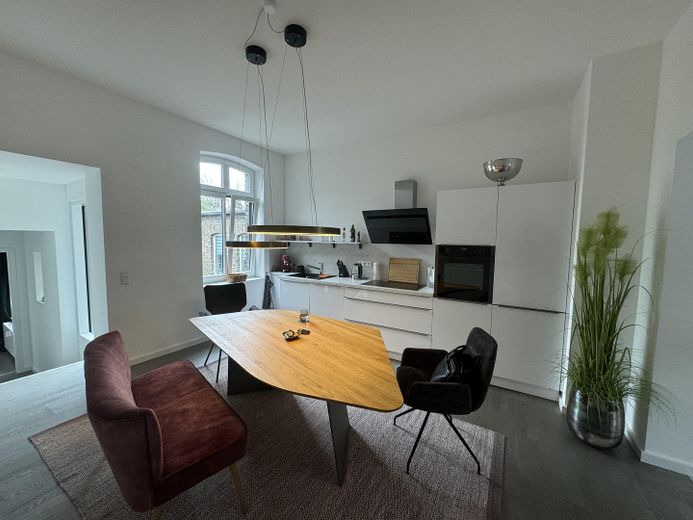 -PROVISIONSFREI- Kernsanierte Altbauwohnung im 2.OG, Denkmal, Wohnküche, Parkett – Eingang / Küche