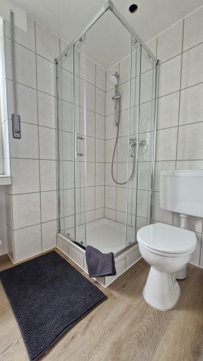 Möblierte Kapitalanlage-Wohnung mit Balkon & Stellplatz – frisch renoviert, ohne Provision – Dusche