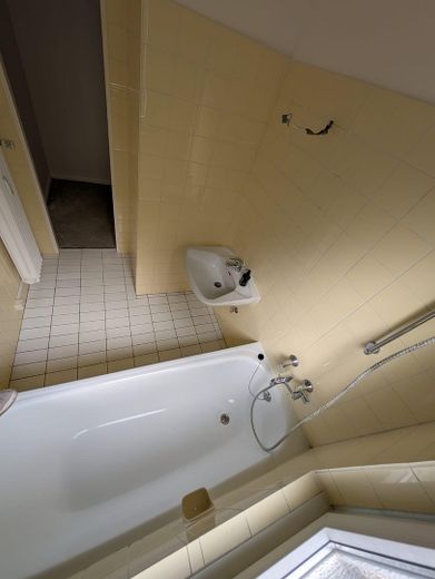 Sofort frei in Berlin-Steglitz: Helle 3-Zimmer-Wohnung mit Südbalkon + Stellplatz + provisionsfrei – Vollbad dottergelbe Fliesen