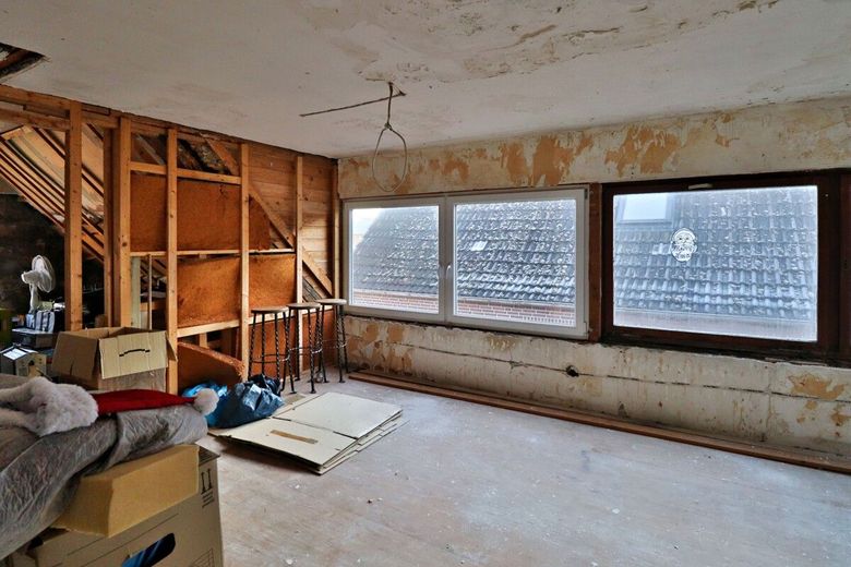 Mehrfamilienhaus mit Ausbaureserve in zentraler Lage von Lunden – DG entkernt