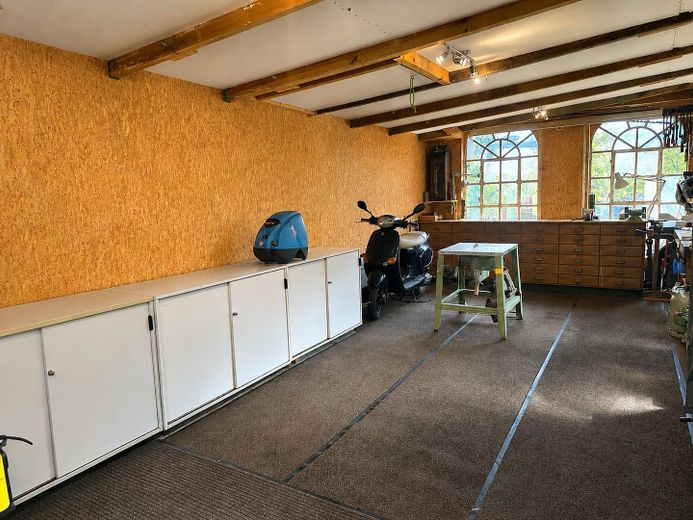Villa mit Gutshauscharakter auf 3500m²-unverbaubarer Seeblick in Kieler Stadtrandlage – Seitenflügel2-Garage/Werkstatt
