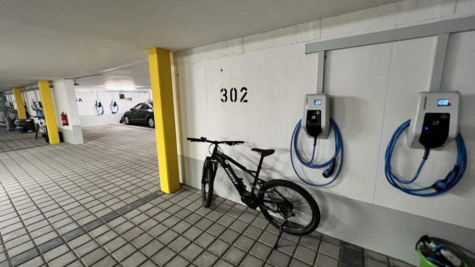 1. piętro nowoczesne mieszkanie 3,5-pokojowe z windą, zabudowaną kuchnią, zadaszonym balkonem, pomieszczeniem gospodarczym i WC dla gości – Wallbox je TG-Stellplatz