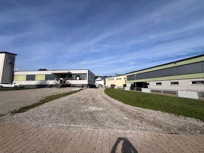 Freifläche geschottert 1500qm (belastbar 40t) & 40qm Büro - PROVISIONSFREI! – Zufahrt rechts vom Gebäude