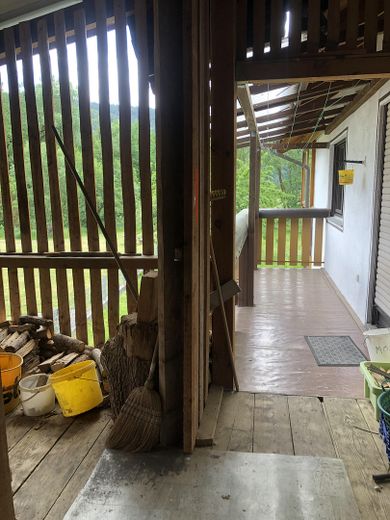 Einfamilienhaus mit Garten und eigenem Bachzugang !! – Zugang Balkon zum Kachelofen