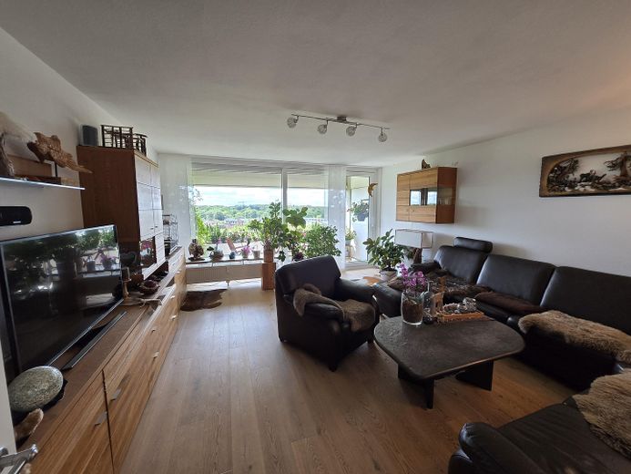 Lichtdurchflutete 3-Zimmer-Wohnung im 7. OG über dem AEZ mit spektakulärem Hamburg-Blick und Loggia! – Helles Wohnzimmer, Holzboden
