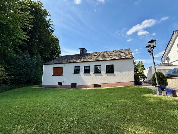 Fröndenberg-Ardey: Freistehendes Wohnhaus mit Gartenoase am Ende einer Sackgasse! – Frontansicht Haus mit Garage