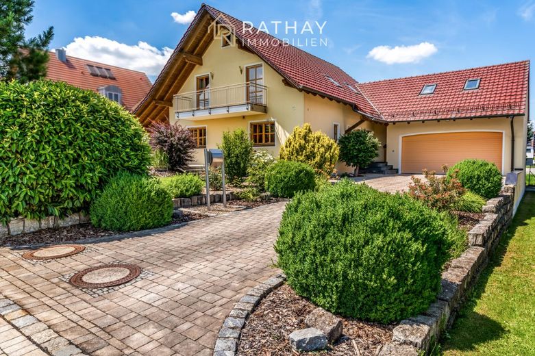 Ein starkes Gesamtpaket: Einfamilienhaus mit Weitblick, Garten und effizienter Wärmeversorgung – Außenansicht
