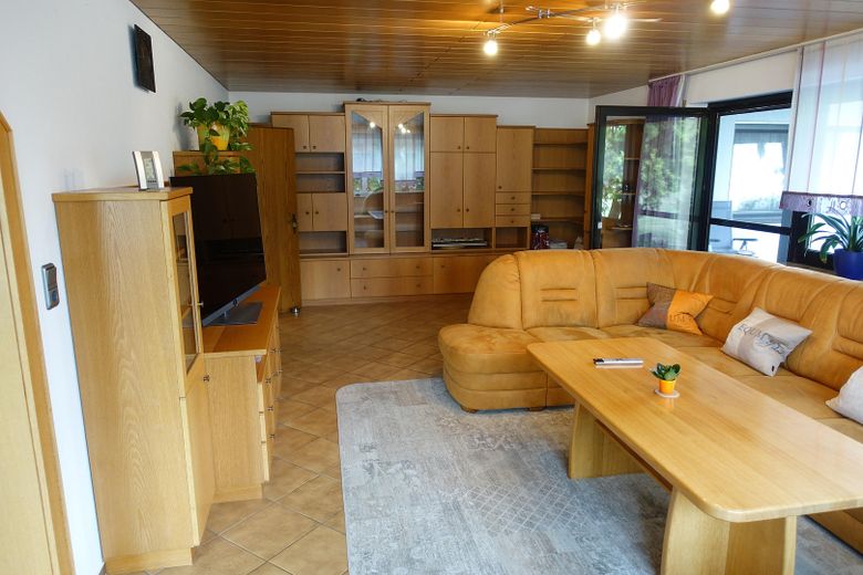 Großzügiger Bungalow auf weitläufigem Grundstück – und optionaler Pferdehaltung – Wohnzimmer