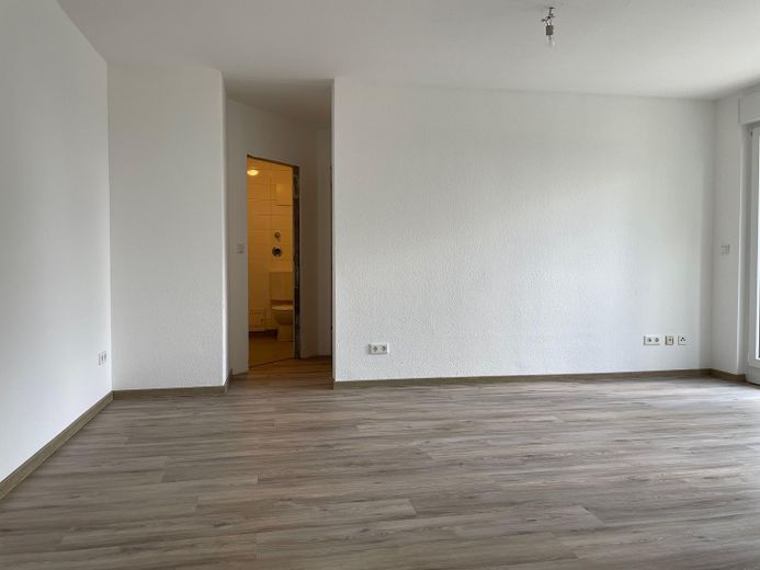 Helle 2-Zimmer Wohnung, Balkon, modernes Bad – Wohnbereich