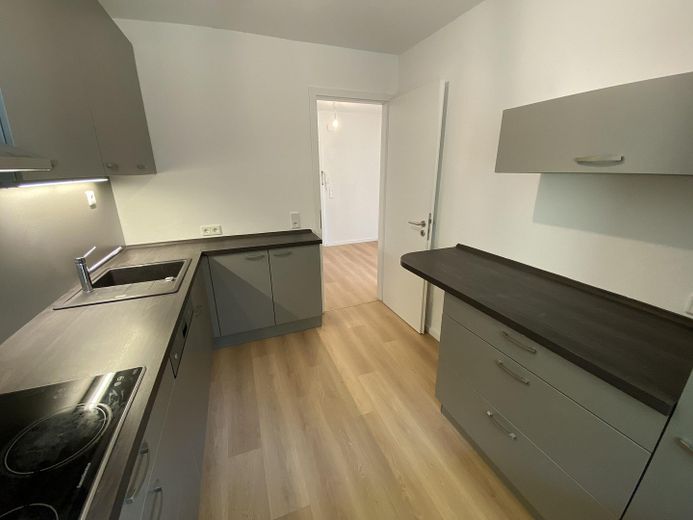 Renovated 3-room apartment with fitted kitchen and south-facing loggia in Kirchdornberg – Einbauküche