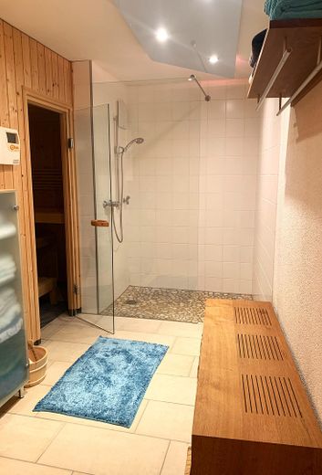 Saunaraum mit Dusche