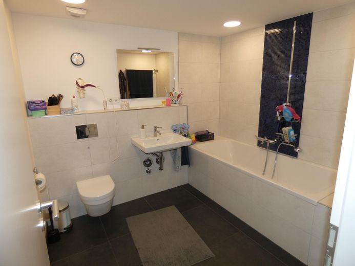 geräumiges Wannenbad