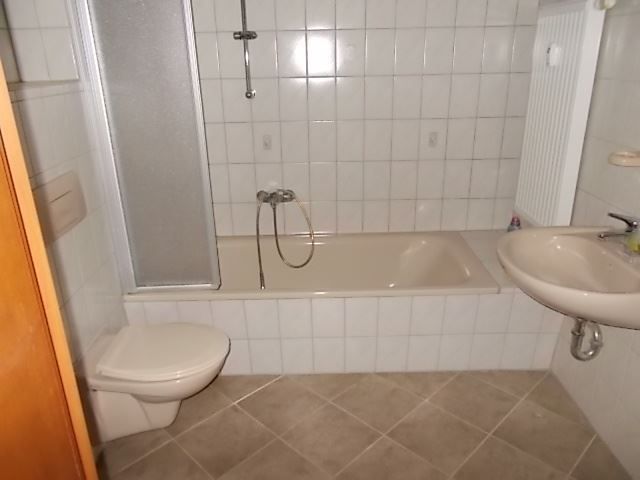 Große DG 2-Zimmer mit Balkon, Laminat, 2x Abstellraum und Wanne in idyllischer Lage! – DSCN2014