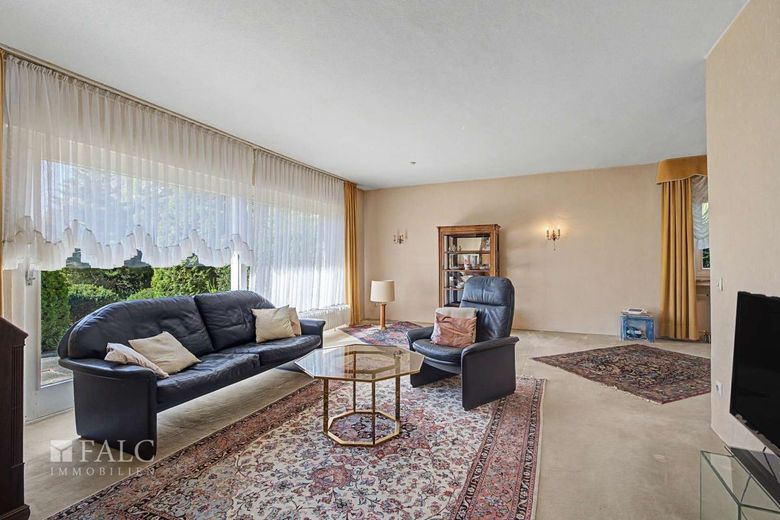 Wohnen mit Perspektive: Einfamilienhaus inklusive Einliegerwohnung auf 878 m² Sonnengrundstück – Wohnzimmer_EG