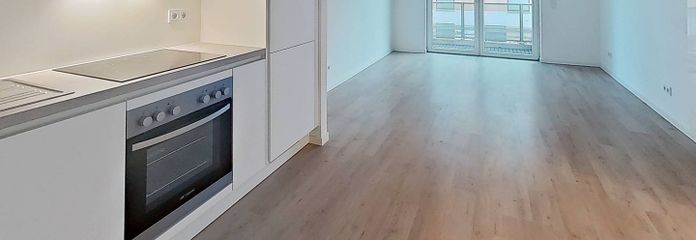 Schönefeld'de ankastre mutfaklı ve balkonlu modern 2 odalı daire! – Muster I: Wohn-Essbereich