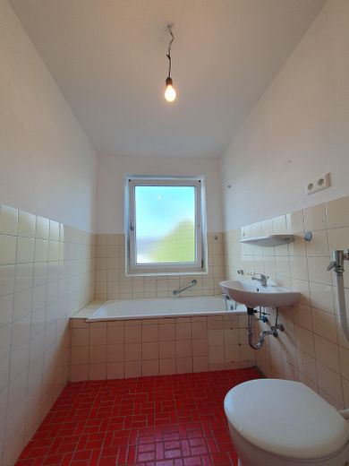 Schöne 2-Zi-Wohnung mit Balkon im 2.OG rechts – Bad