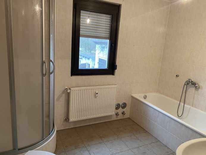 Mehrfamilienhaus in Kleinsendelbach – 1.Wohnung OG Bad