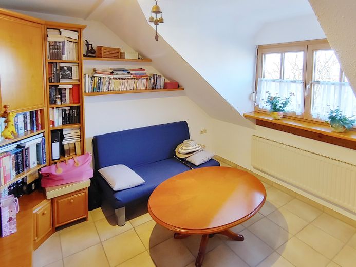 Avis aux investisseurs : duplex habité et meublé de 4 pièces avec cuisine, salle de bains et WC supplémentaires, dans un quartier calme proche du centre – Aufenthaltsraum Fenster unten