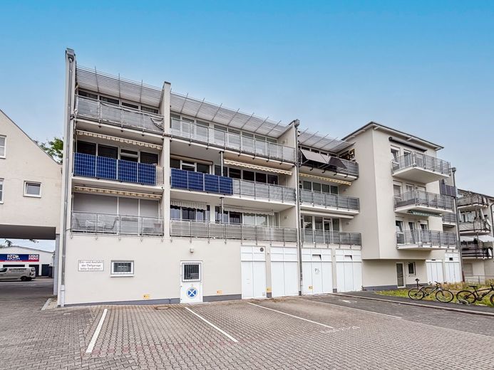 Modernes Wohnen nahe dem Rhein: Barrierefreie 3-Zimmer-Wohnung mit Balkon &amp; Tiefgaragenstellplatz – Hausansicht Rückseite