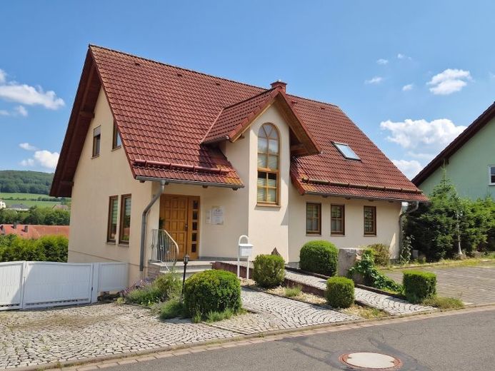 Family paradise with extras – dream home in Lengenfeld/Stein – Photo 1
