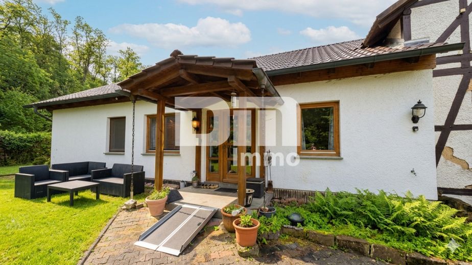 Altengerechtes Wohnen mit Charme: Großzügiger Bungalow auf großem Grundstück + Nebengebäude – Titel Frontansicht Bungalow