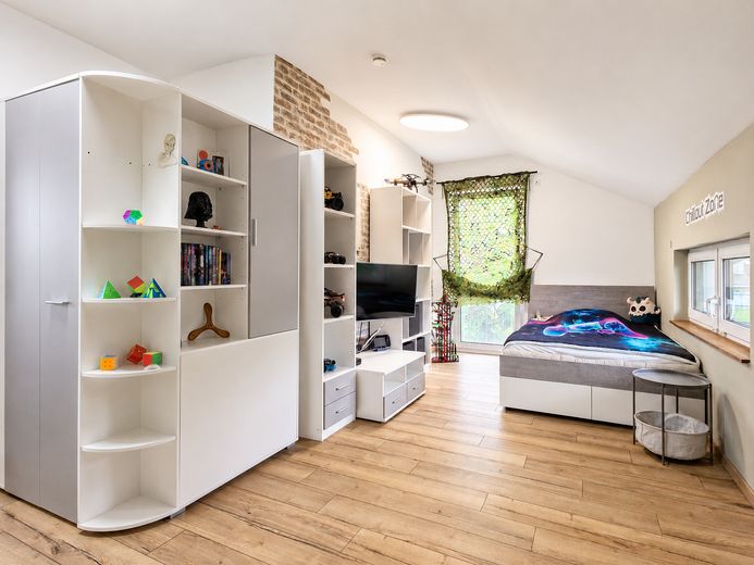Modernes 217-m²-Familienhaus mit 8 Zimmern, PV-Speicher, Wallbox, Solar & großem Garten – Foto 27