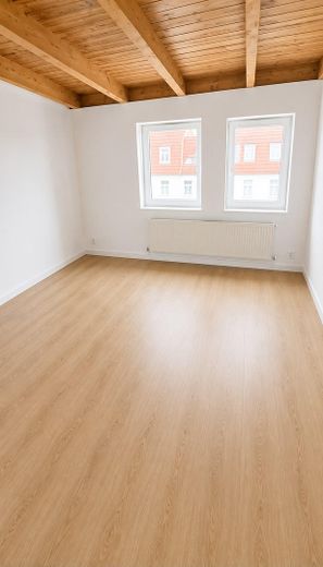 Frisch sanierte 4-Zimmer-Altbauwohnung mit Wohnküche, Holzbalkendecke & Tageslichtbad – Zimmer 3