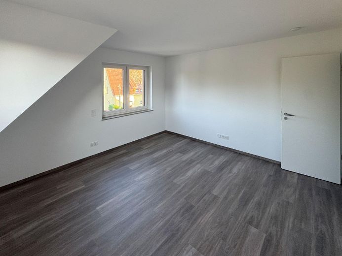 Almost finished: semi-detached house with garden & fireplace near Dresden – Wohnbeispiel Schlafzimmer